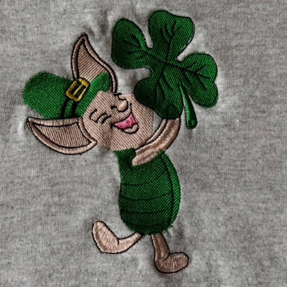 St. Patty’s Day Themed Embroidered Women’s Gray Crewneck Sweatshirt Size Medium - Picture 2 of 8